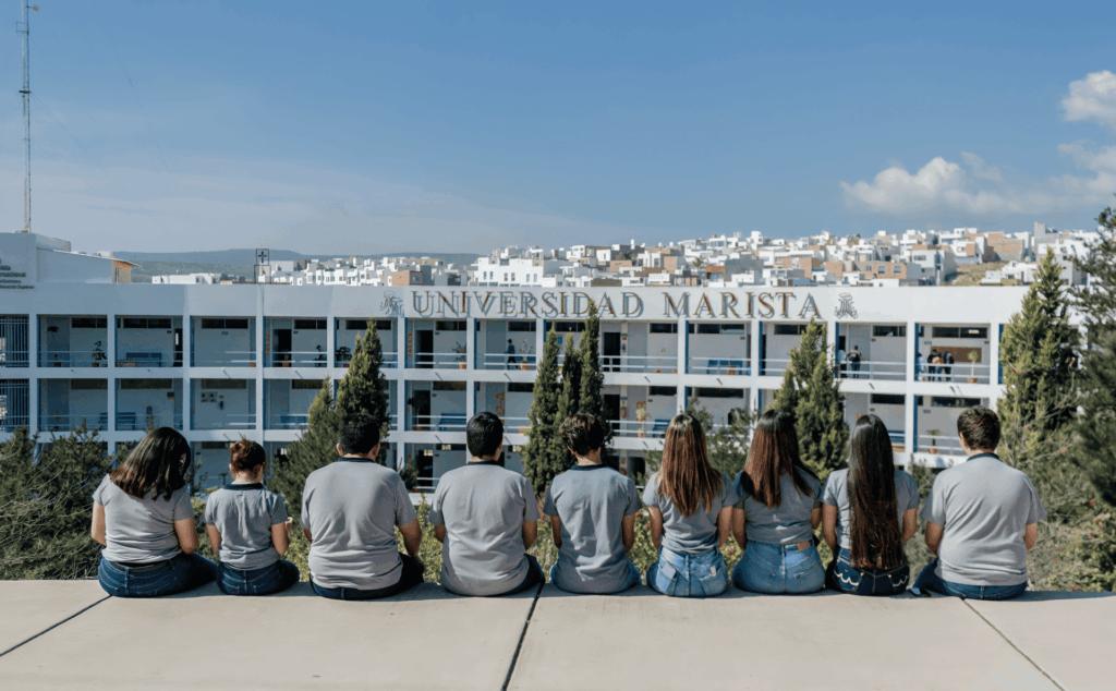 Comunidad estudiantil frente al campus de la Universidad Marista
